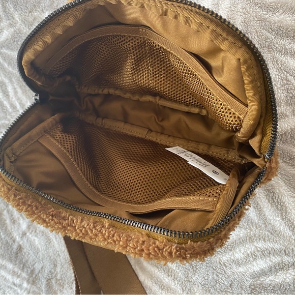 SOLD - Lululemon Everywhere Fleece Belt Bag 1L - Picture 4 of 4
